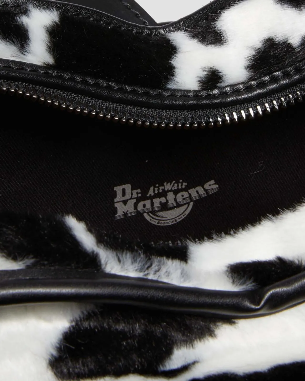 Dr. Martens Koeienprint Hartvormige Tas^UNISEX Accessoires Sale|Tassen