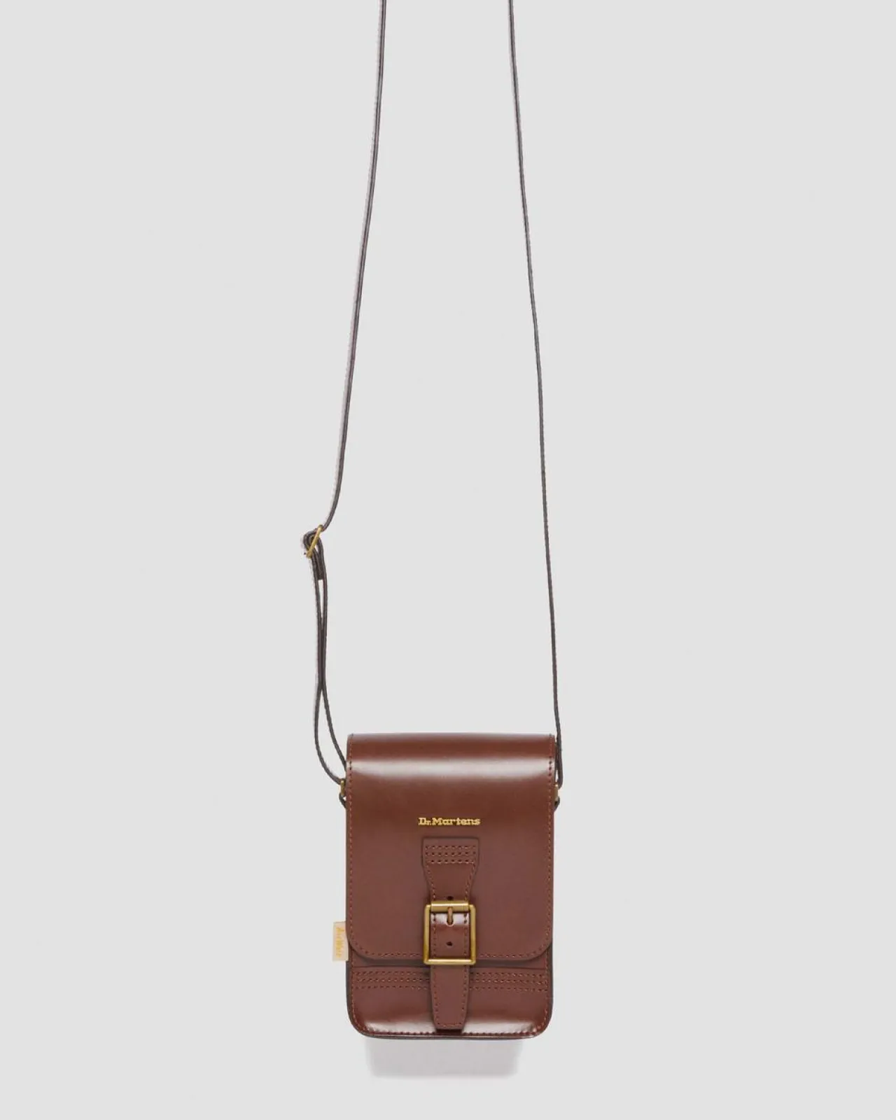 Dr. Martens Vegan Reporter VERTICALE SCHOUDERTAS in Lichtbruin^ACCESSORIES Accessoires Sale|Tassen