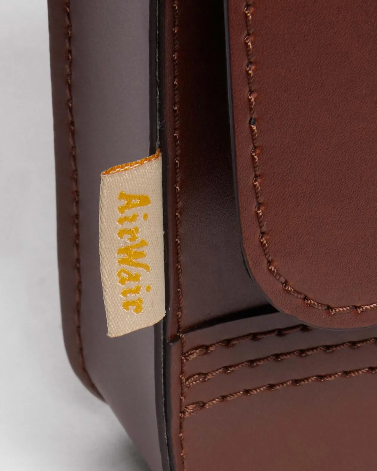 Dr. Martens Vegan Reporter VERTICALE SCHOUDERTAS in Lichtbruin^ACCESSORIES Accessoires Sale|Tassen